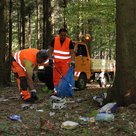 Mitten auf dem Waldpfad haben Umweltsünder Müll hinterlassen