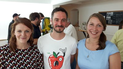 Daniela Dohrmann und Marion Stark feierten zusammen mit Matthias Stadler von der Stadtjugendpflege und zahlreichen Gästen die Aufnahme ihres „barfuß“ in das STUDIO_Ladenprojekt.