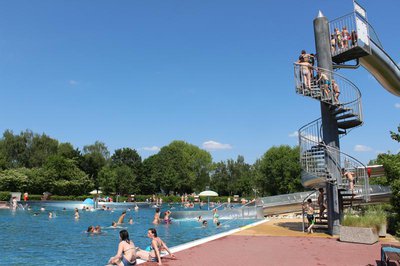 Das Pfaffenhofener Freibad ist in den kommenden Wochen donnerstags bis 21 Uhr geöffnet.