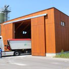 Sepp Pils von den Stadtwerken weist den Lastwagen mit einer weiteren Streusalzladung ein