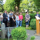Bei der Aktion „Blumen gegen das Vergessen“ auf dem Pfaffenhofener Soldatenfriedhof: Nikolaus Ostermeier mit 2. Bürgermeister Albert Gürtner, Landrats-Stellvertreter Anton Westner und Schülern und Lehrern der Mittelschule Pfaffenhofen.