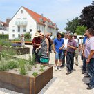 Mario Dietrich zeigt 16 Gartenamtsleitern die Grünanlagen der Stadt