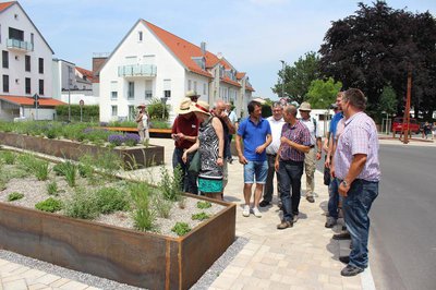Mario Dietrich zeigt 16 Gartenamtsleitern die Grünanlagen der Stadt