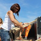 Claudia Daniel vom Verein APE-Familienhilfe und ihre Tochter laden das Werkzeug der Stadtwerke ein