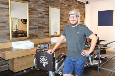 Noch sind die Handwerker im neuen STUDIO-Laden „da bader“ von Tobias Mehr (Foto) schwer beschäftigt, aber zur Eröffnungsfeier am Samstag, 1. Juli, soll alles fertig sein.