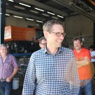 Der technische Leiter der Stadtwerke, Sebastian Brandmayr, führt die Besucher über das Gelände