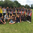 5 Spieler des DGCCII mit dem Siegerteam des PAFCC. unten rechts sitzend der Trainer Saber Ali, der 2. von rechts stehend ist der Capitan des Teams, Qaiser Amanat.