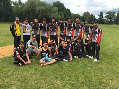 5 Spieler des DGCCII mit dem Siegerteam des PAFCC. unten rechts sitzend der Trainer Saber Ali, der 2. von rechts stehend ist der Capitan des Teams, Qaiser Amanat.