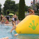Viel Spaß hatten kleine und große Teilnehmer und Zuschauer im vergangenen Jahr bei der ersten Pool-Party im Pfaffenhofener Freibad. Am 29. Juli wird nun wieder ein abwechslungsreiches Animationsprogramm mit Hüpfburgen und Wasserspielgeräten geboten.