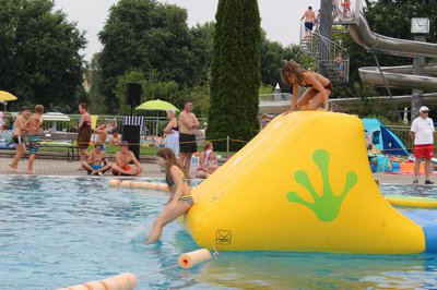 Viel Spaß hatten kleine und große Teilnehmer und Zuschauer im vergangenen Jahr bei der ersten Pool-Party im Pfaffenhofener Freibad. Am 29. Juli wird nun wieder ein abwechslungsreiches Animationsprogramm mit Hüpfburgen und Wasserspielgeräten geboten.