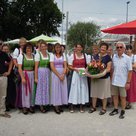 Veronika Fleißner (1. Reihe, 3. v.r.) und weitere Mitglieder des Trachtenvereins beim Fototermin mit Erstem Bürgermeister Thomas Herker (1. Reihe, l.) und den Gartenschau-Geschäftsführern Eva Linder (mit Blumenstrauß) und Walter Karl (1. Reihe, r.)