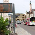 Die großen, beidseitig lesbaren LED-Anzeigetafeln auf dem Oberen Hauptplatz und am Bahnhof sind ein toller Service für die Stadtbus-Fahrgäste.