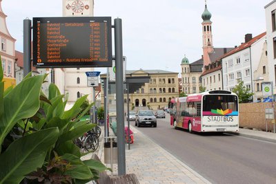Die großen, beidseitig lesbaren LED-Anzeigetafeln auf dem Oberen Hauptplatz und am Bahnhof sind ein toller Service für die Stadtbus-Fahrgäste.