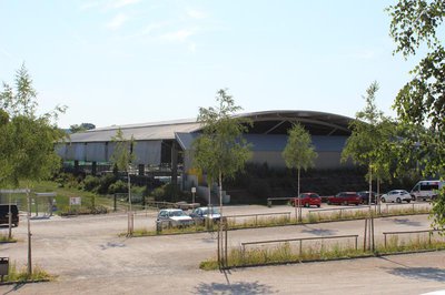 Die bisher größte städtische Photovoltaikanlage  befindet sich auf dem Dach des Eisstadions. Jetzt sollen weitere PV-Anlagen auf acht öffentlichen Gebäuden installiert werden.