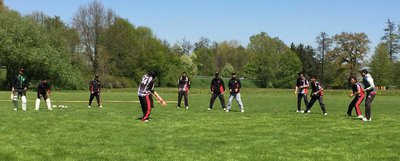 Cricket-Training auf dem Sportplatz in Förnbach