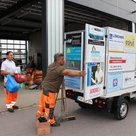 Mitarbeiter der Stadtwerke beladen das neue Fahrzeug mit ihrem Werkzeug