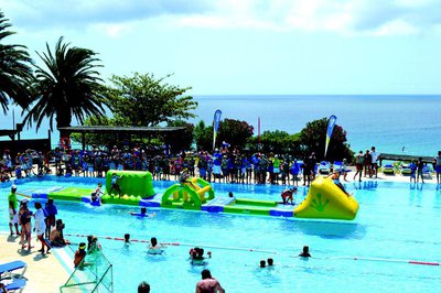 Verschiedene Wasserspielgeräte, wie der Aquatrack, versprechen viel Spaß bei der Pool-Party am 29. Juli im Pfaffenhofener Freibad.