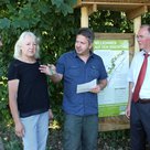 Bei der Eröffnung des neuen Biberlehrpfads (von links):  Bürgermeister Thomas Herker, die BN-Ortsvorsitzende Christine Janicher-Buska, Natur-Pädagoge Robert Beringer und Stellvertretender Landrat Anton Westner.