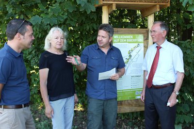 Bei der Eröffnung des neuen Biberlehrpfads (von links):  Bürgermeister Thomas Herker, die BN-Ortsvorsitzende Christine Janicher-Buska, Natur-Pädagoge Robert Beringer und Stellvertretender Landrat Anton Westner.