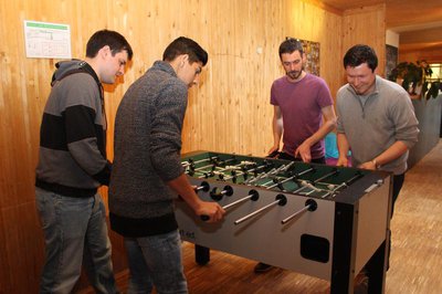 Die drei Stadtjugendpfleger Christoph Höchtl (rechts), Matthias Stadler (2. v. rechts) und Martin Herker (links) gehen bis Mitte August in die Sommerpause. Das Jugendzentrum Atlantis, die Skatehalle und das Backstage sind daher derzeit geschlossen.