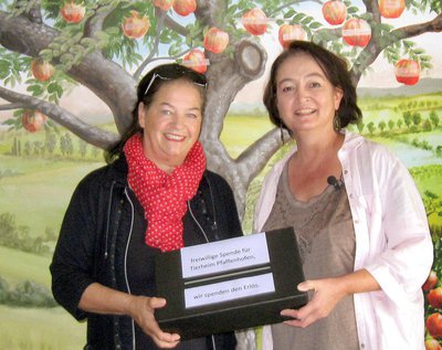 Angelika Wutzer-Hofmann (li.), Inhaberin der Firma Wohntraum" und Vereinsvorsitzende Manuela Braunmüller freuen sich gemeinsam über die Spende
(Foto: Sandra Lob)