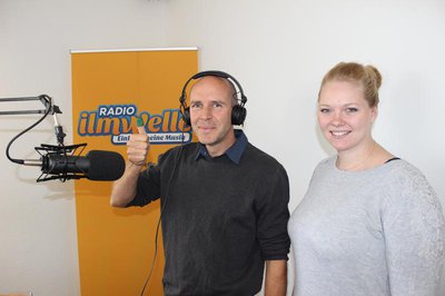 Mario Dietrich von den Stadtwerken und Katharina Noll von Radio Ilmwelle