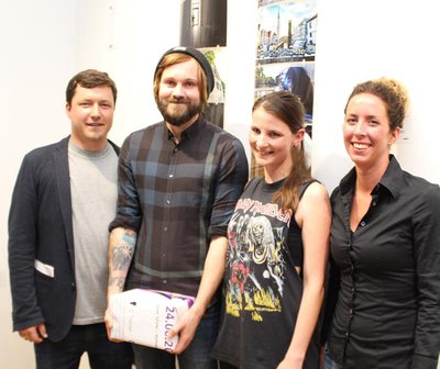 •	Die Gewinner der Fotogehgrafie bei den über 18-Jährigen sind Markus Rist und Christine Gunzl. Mit im Bild Stadtjugendpfleger Christoph Höchtl (links) und Jugendreferentin Julia Spitzenberger (rechts).