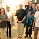Bei der Übergabe der HALLERTAUER Regionalgeld-Fördergelder (von links): Christine Janicher-Buska (Bund Naturschutz), Christa Radlmeier, Dr. Helmut Muthig (Energie- und Solarverein), Manfred Büttner (amnesty international), Bernhard „Wacky“ Singer (Künstl