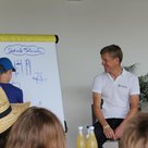 Vorstand Stefan Eisenmann erklärt den kleinen Gästen, welche Aufgaben die Stadtwerke übernehmen