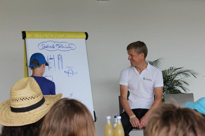 Vorstand Stefan Eisenmann erklärt den kleinen Gästen, welche Aufgaben die Stadtwerke übernehmen