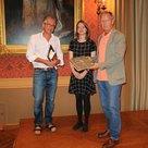 Ein Erinnerungsgeschenk überreichte Dritter Bürgermeister Roland Dörfler (rechts) zusammen mit Kulturreferent Steffen Kopetzky an die Lutz-Stipendiatin Marie-Alice Schultz.