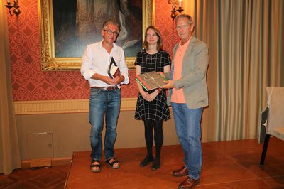 Ein Erinnerungsgeschenk überreichte Dritter Bürgermeister Roland Dörfler (rechts) zusammen mit Kulturreferent Steffen Kopetzky an die Lutz-Stipendiatin Marie-Alice Schultz.