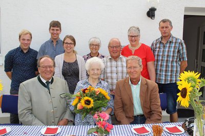 Rosa Gratzl (Mitte) an ihrem 95. Geburtstag im Kreis ihrer Familie und mit Kreisrat Hans Prechter (vorne links) und Drittem Bürgermeister Roland Dörfler (vorne rechts).