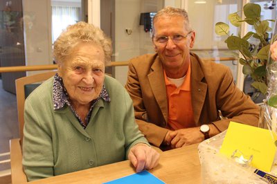 Anna Matschke mit dem Dritten Bürgermeister Roland Dörfler