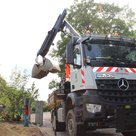 30 Tonnen Sand und Erdreich haben die Stadtwerke zum Interkulturgarten transportiert