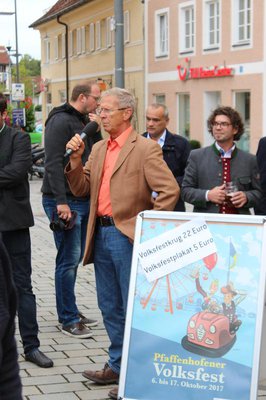 Der Dritte Bürgermeister Roland Dörfler freut sich über einen Bierpreis von 7,90 Euro.