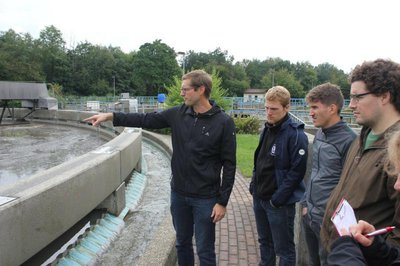 Sebastian Brandmayr, Technischer Leiter der Stadtwerke, erläutert der Katholischen Landjugendbewegung die Kläranlage