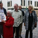 Ursula Beyer (Heimat- und Kulturkreis) bei der Stadtführung - mit W. Eichenseher und M. Hechinger sowie Gästen von Auswärts