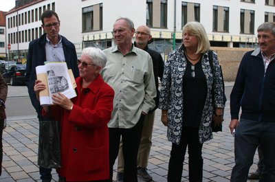 Ursula Beyer (Heimat- und Kulturkreis) bei der Stadtführung - mit W. Eichenseher und M. Hechinger sowie Gästen von Auswärts