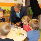 Der dritte Bürgermeister Roland Dörfler verteilt die „BIO-Brotboxen“ an die Vorschulkinder der Kita Burzlbaam.