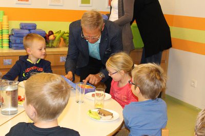 Der dritte Bürgermeister Roland Dörfler verteilt die „BIO-Brotboxen“ an die Vorschulkinder der Kita Burzlbaam.