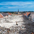 Dr. Helmut Muthig hat berechnet: Auf den ganzen Hauptplatz verteilt würde die in Pfaffenhofen verbrauchte Plastikmenge innerhalb von 5 Jahren die Häuser bis zur Dachtraufe komplett verschütten.