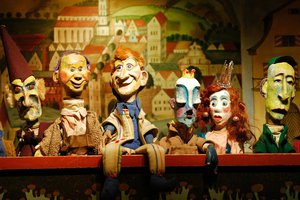 Die Puppen des Kasperltheaters auf der Bühne.
