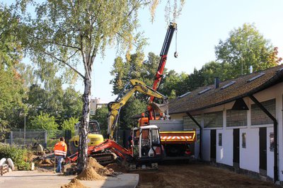 Die Gunst der Stunde nutzen die Stadtwerke und erledigen zwei Aufgaben an einer Baustelle