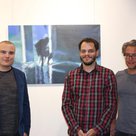 Von links: Christoph Scholter, Robert Rist und ehrenamtlicher Kulturreferent Steffen Kopetzky vor „csirke“ (Acryl auf Leinwand)
