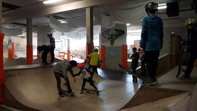 Noch mit kleiner Starthilfe oder schon ganz alleine: Im Skateworkshop macht jeder Fortschritte.