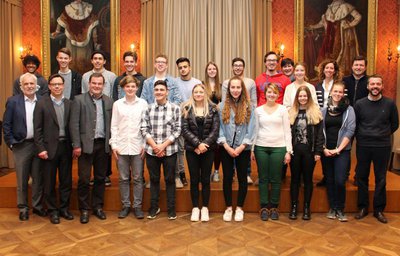 Die Jugendparlamentarier 2015/16 und 2017/18 mit Bürgermeister Thomas Herker, einigen Stadträten und Stadtjugendpfleger Christoph Höchtl