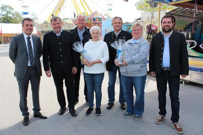 Nach der Ehrung für langjährige Treue zum Volksfest Pfaffenhofen (von links): Bürgermeister Thomas Herker, Festwirt Lorenz Stiftl, Romanus Zinnecker, Ingrid Stelzer, Edmund Eckl, Jenny Fertsch und Volksfestreferent Richard Fischer.