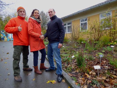 Manfred „Mensch“ Mayer und die Biologin Kerstin Kamm besiegelten jetzt die Grünanlagen-Patenschaft mit Mario Dietrich, dem Teamleiter Grünanlagen der Stadtwerke Pfaffenhofen.