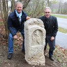 Der Burgfriedenstein an der Scheyerer Straße steht etwa in Höhe der Adolf-Rebl-Straße (stadtauswärts rechts). Nach der Restaurierung wurde er jetzt wieder aufgestellt und von Drittem Bürgermeister Roland Dörfler (links) und Stadtarchivar Andreas Sauer M